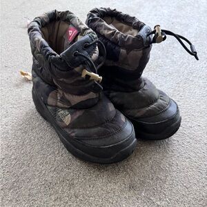 The North Face Kids Camouflage winter Boots - Black and Brown